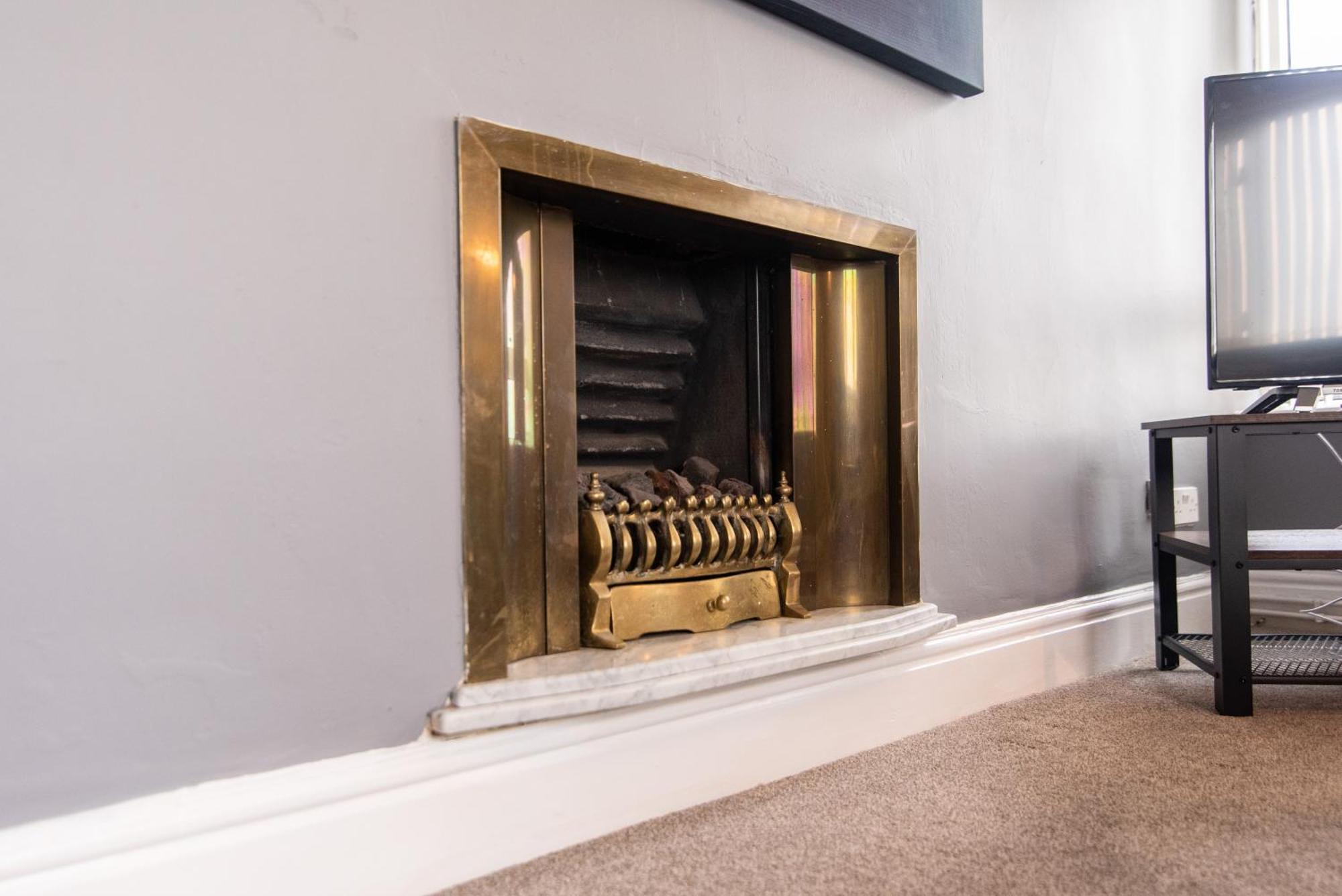 3 Bed Apartment - Perfect For Contractors Near Liverpool Airport Hale  Exterior photo