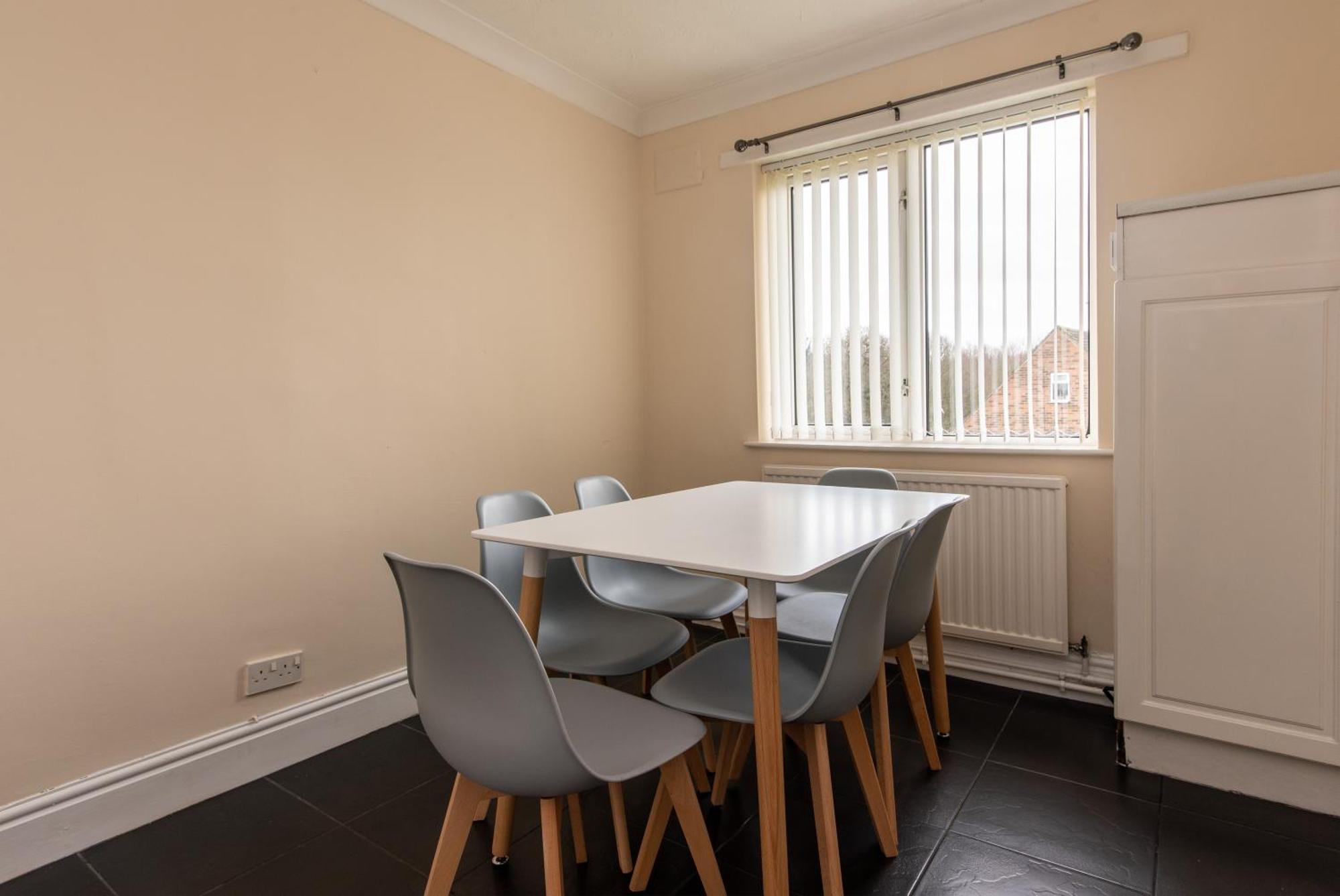 3 Bed Apartment - Perfect For Contractors Near Liverpool Airport Hale  Exterior photo