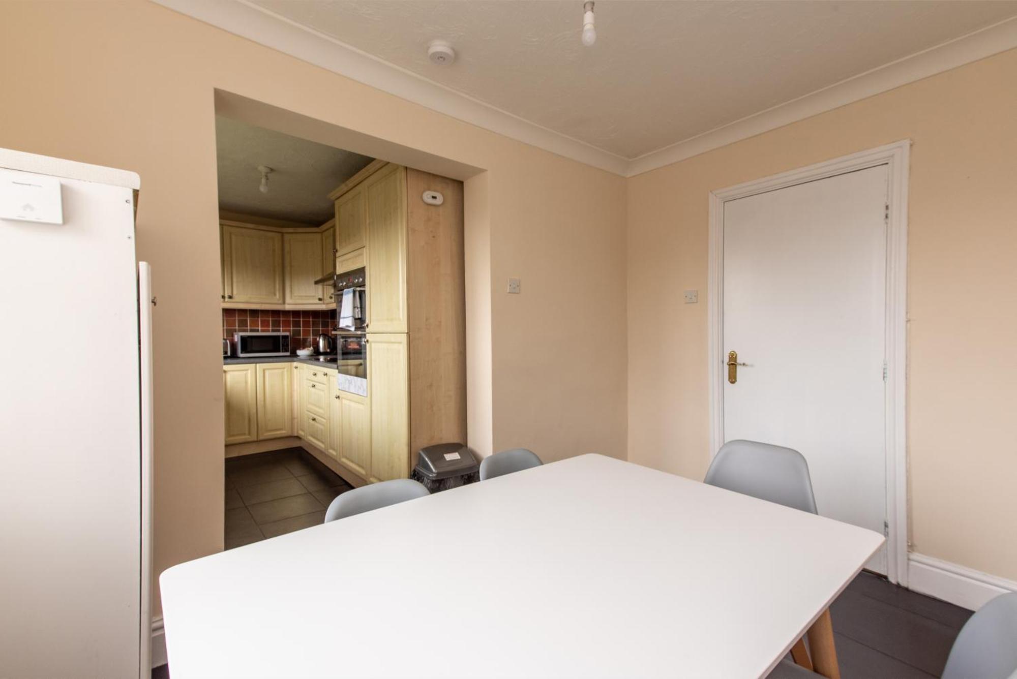 3 Bed Apartment - Perfect For Contractors Near Liverpool Airport Hale  Exterior photo